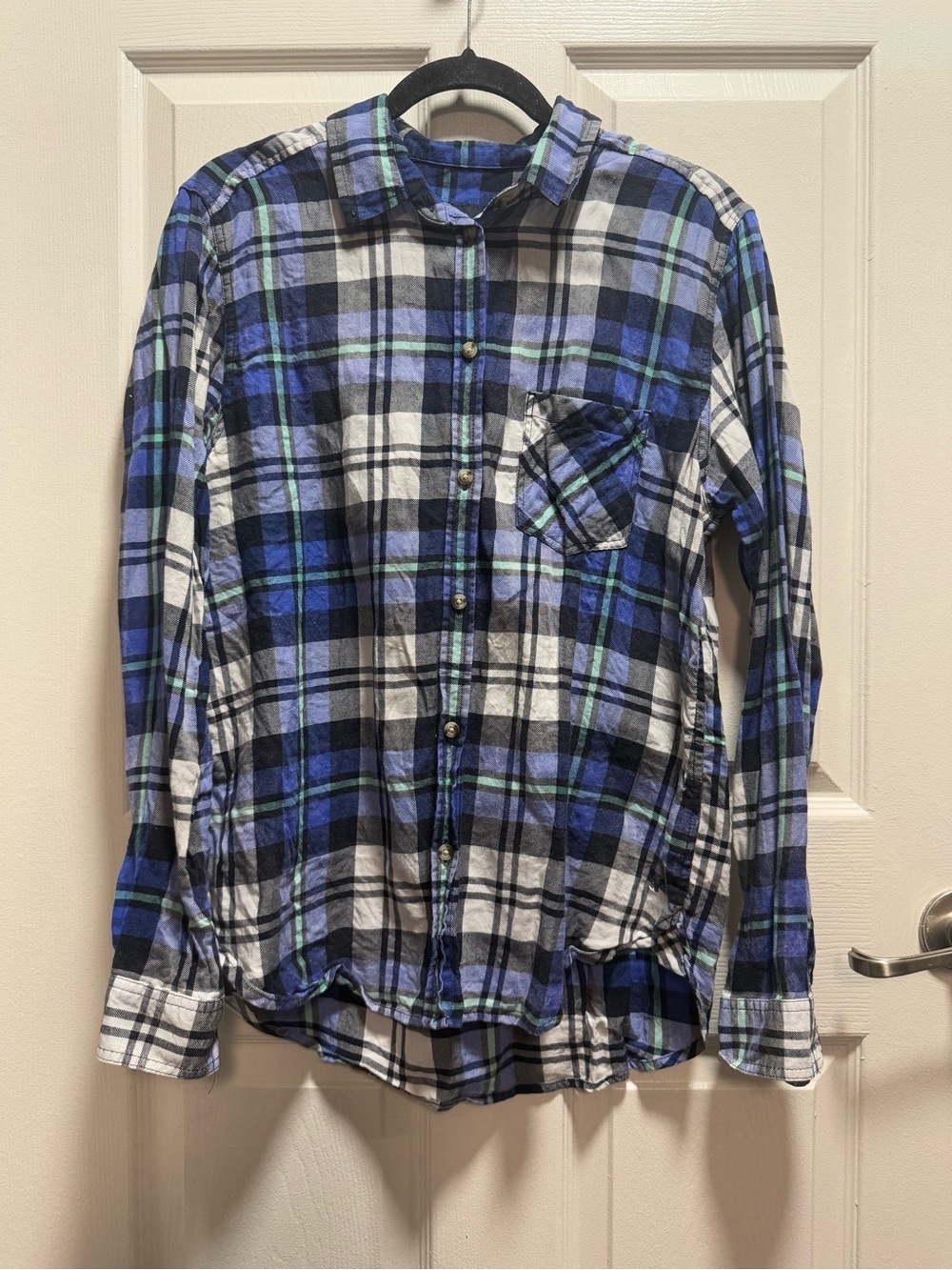 American Eagle Outfitters Blue, White and Black Plaid Button-Down Shirt size L